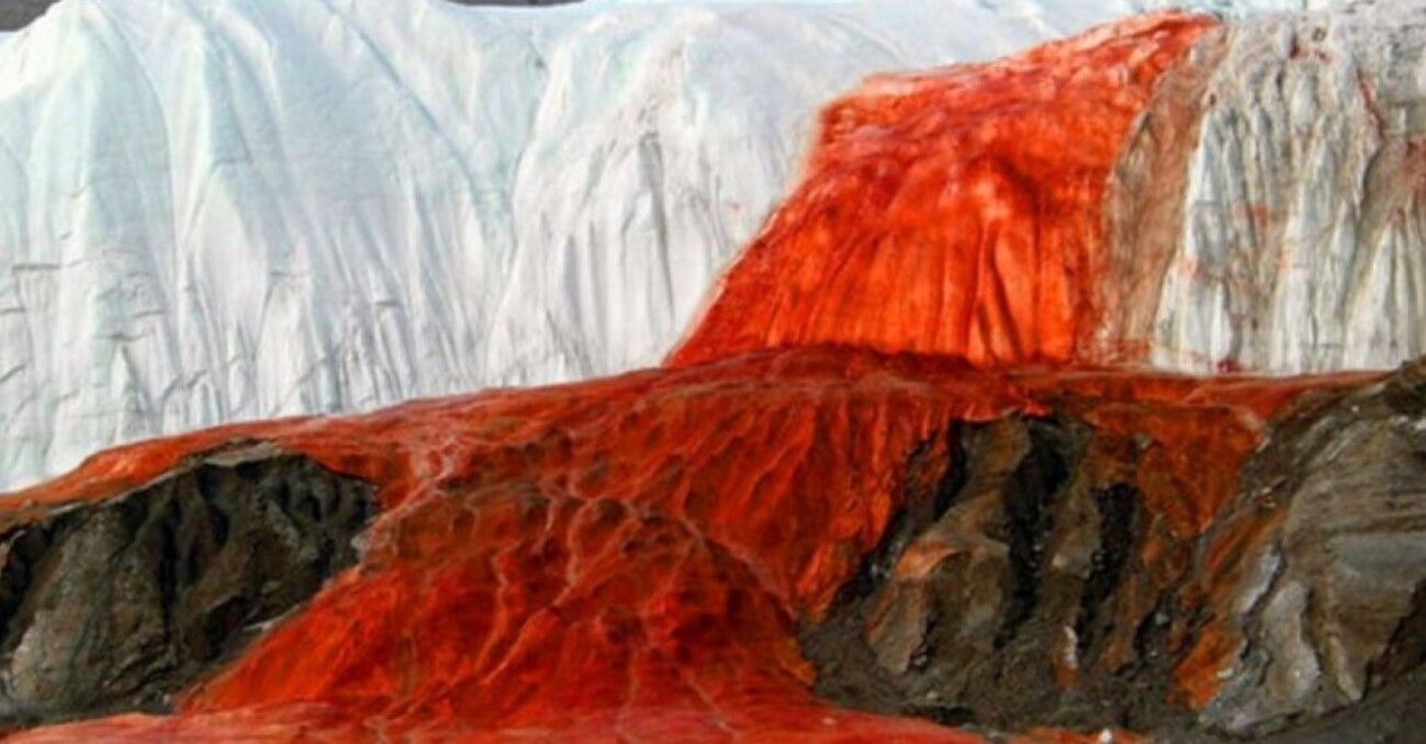 El flujo rojizo emerge desde el interior del glaciar Taylor en la Antártida.