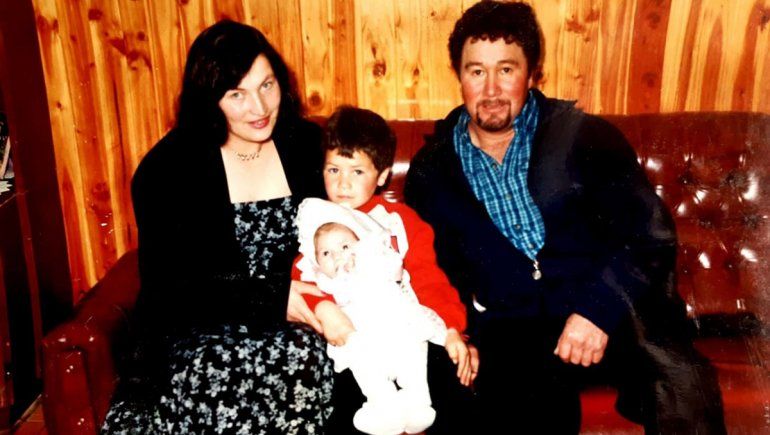 Guadalupe de bebé junto a su hermano, su papá y su mamá.