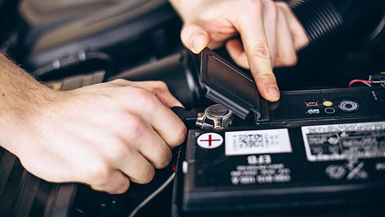 Las baterías están encargadas de proporcionar la energía para que el motor arranque. Las baterías están encargadas de proporcionar la energía para que el motor arranque.