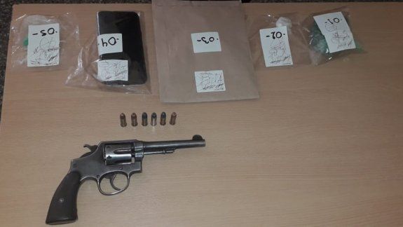 Encontraron un arma de fuego y drogas en un allanamiento