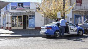 Violento robo armado, fuga y choque: buscan a los delincuentes