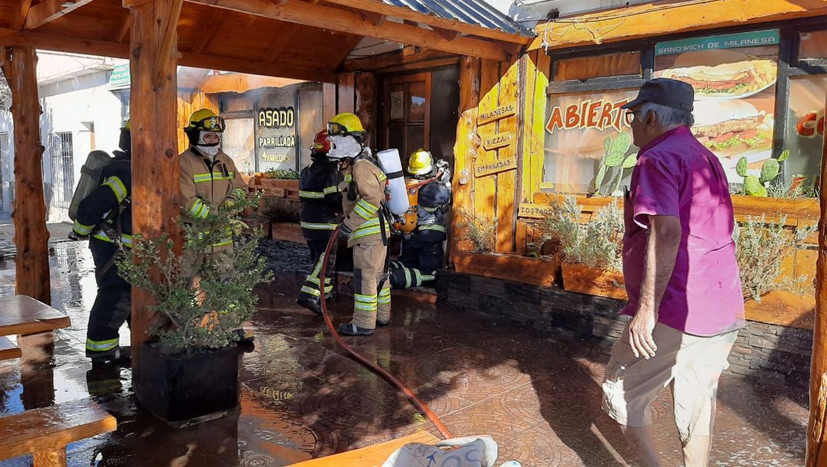 Los daños por el incendio fueron totales en un parador de Piedra del Águila.