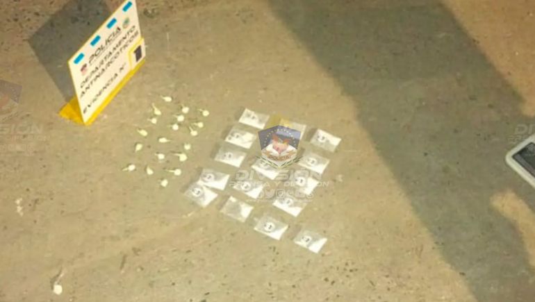 Intercambiaban droga en un auto robado y los detuvieron