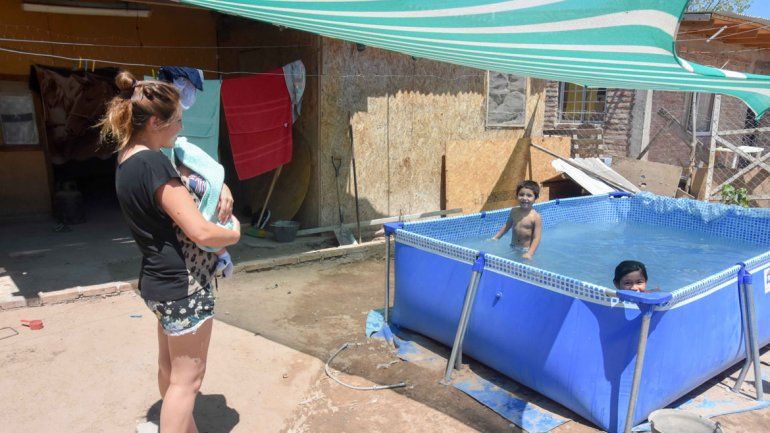 Algunos la tienen. La mayoría se refresca con baldes y mangueras.