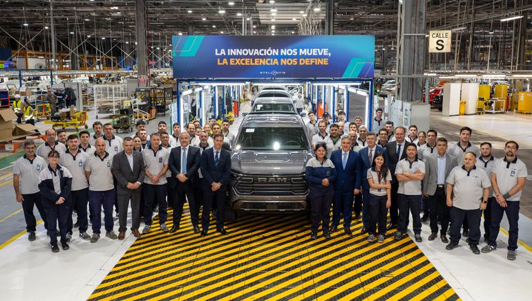 La foto institucional de empleados con autoridades de Stellantis y de gobernación de Córdoba. La foto institucional de empleados con autoridades de Stellantis y de gobernación de Córdoba.