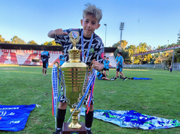 Valentín, con el trofeo de campeón que conquistó en Chile junto a sus compañeros. Valentín, con el trofeo de campeón que conquistó en Chile junto a sus compañeros.