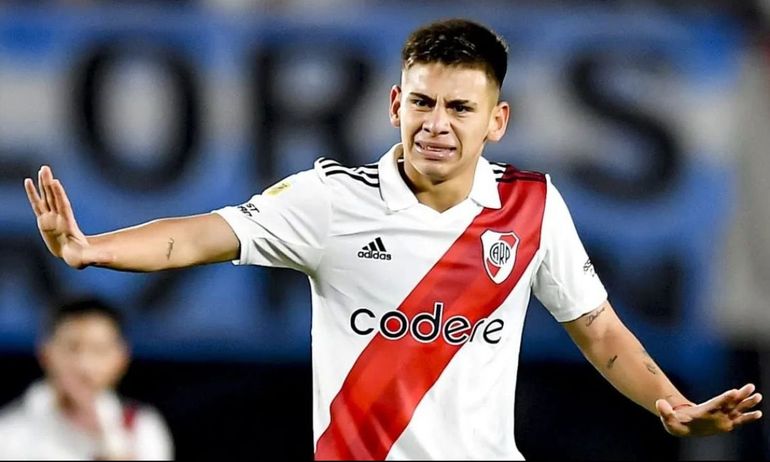 Claudio Echeverri ganó dos títulos en River. Claudio Echeverri ganó dos títulos en River.