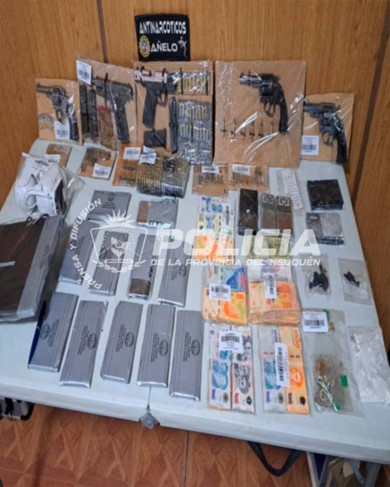 Como ocurre en otras ocasiones, la banda narco está bajo sospecha por otros delitos. Se incautaron cinco armas de fuego y más de dos centenares de proyectiles.