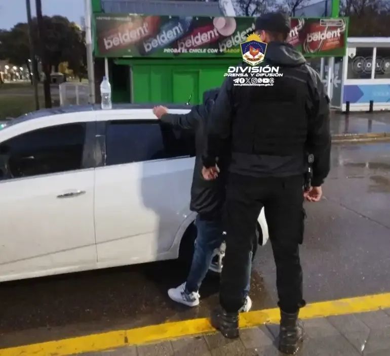 Uno de los detenidos por la Metropolitana tenía cuatro pedidos de captura vigentes. (Foto: Prensa de la Policía de Neuquén) Uno de los detenidos por la Metropolitana tenía cuatro pedidos de captura vigentes. (Foto: Prensa de la Policía de Neuquén)