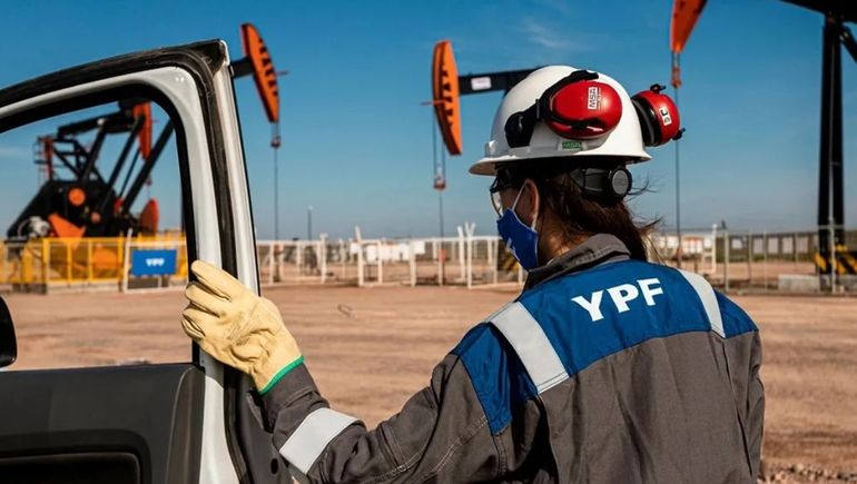 El gobernador de Santa Cruz, duro con YPF por su salida de la provincia: Nos vendieron un relato