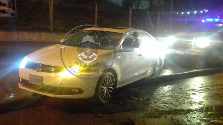 Borracho estacionó el auto en medio de la calle y se durmió