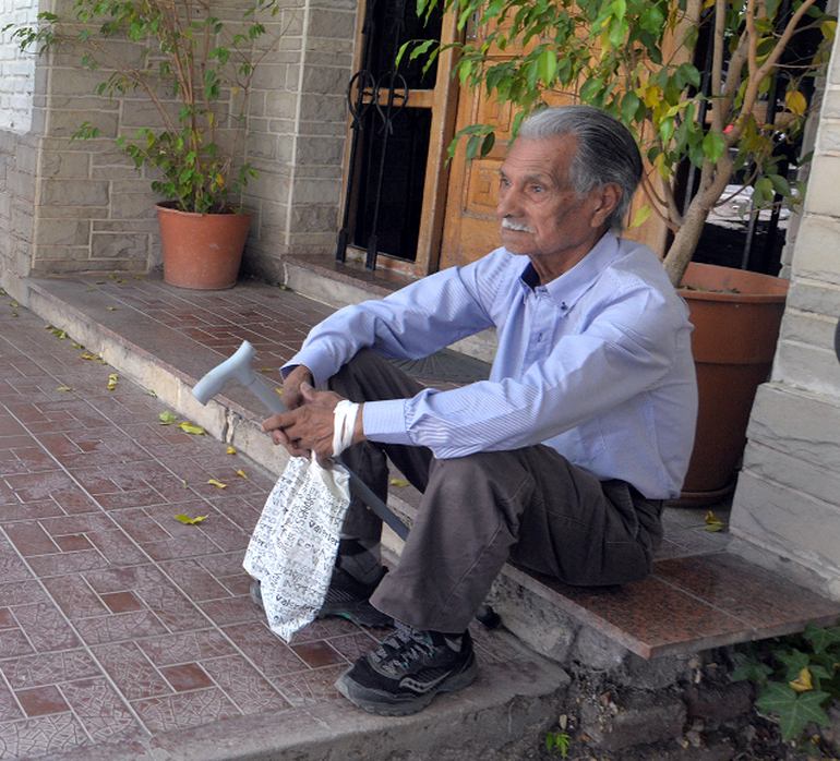 Asunción Ávalos espera en la puerta del juzgado federal de Neuquén. Asunción Ávalos espera en la puerta del juzgado federal de Neuquén.