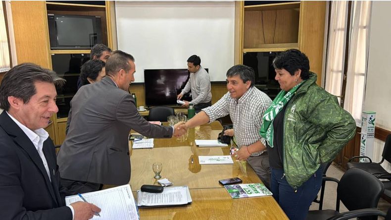 Carlos Quinrtiqueo y el secretario de Gobierno, Jorge Tobares. | LM Neuquen Carlos Quinrtiqueo y el secretario de Gobierno, Jorge Tobares.