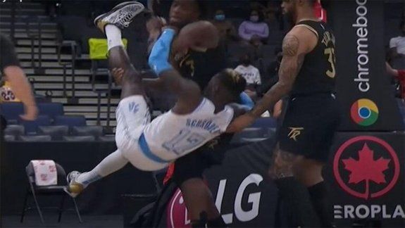 El momento de la agresión entre los jugadores de la NBA en Canadá.