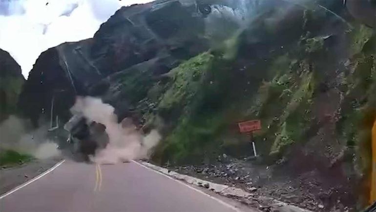 Videos: impresionante avalancha de rocas en Perú