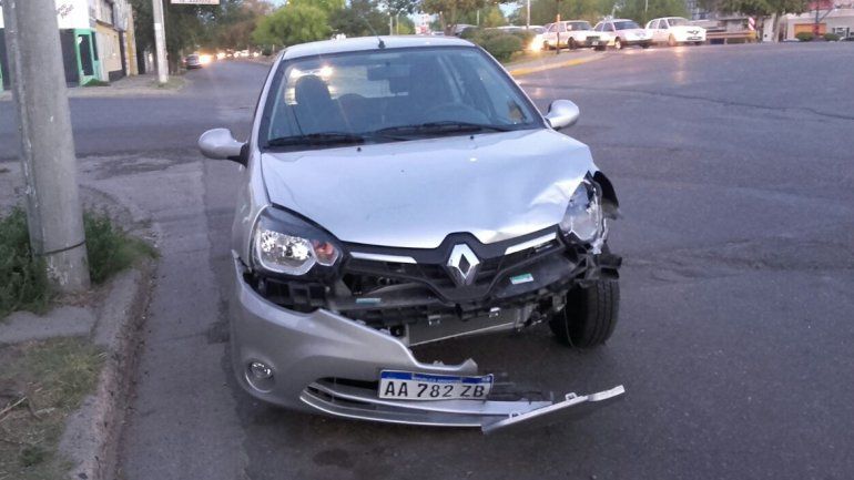 Chocaron dos autos en el Bajo: sólo hubo daños materiales