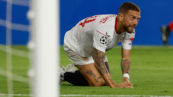 malestar en sevilla con el papu gomez: tiene la cabeza en otra parte malestar en sevilla con el papu gomez: tiene la cabeza en otra parte