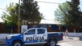 Los sueldos de la Policía de Neuquén superan a los de la Federal y el Ejército: ¿Cuánto cobran? | LM Neuquen Los sueldos de la Policía de Neuquén superan a los de la Federal y el Ejército: ¿Cuánto cobran?