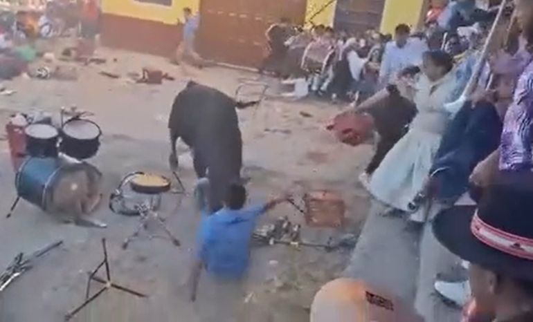 Fuera de control, el toro atacó a quien se encontró a su paso en una festividad en Perú que casi termina en tragedia. Fuera de control, el toro atacó a quien se encontró a su paso en una festividad en Perú que casi termina en tragedia.