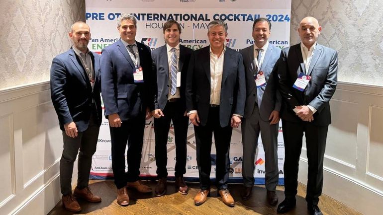 Rolando Figueroa junto a representantes de la Cámara Argentino - Texana en Houston. Rolando Figueroa junto a representantes de la Cámara Argentino - Texana en Houston.