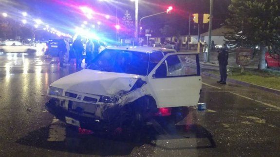 Soldado manejaba borracho y chocó en un semáforo en rojo
