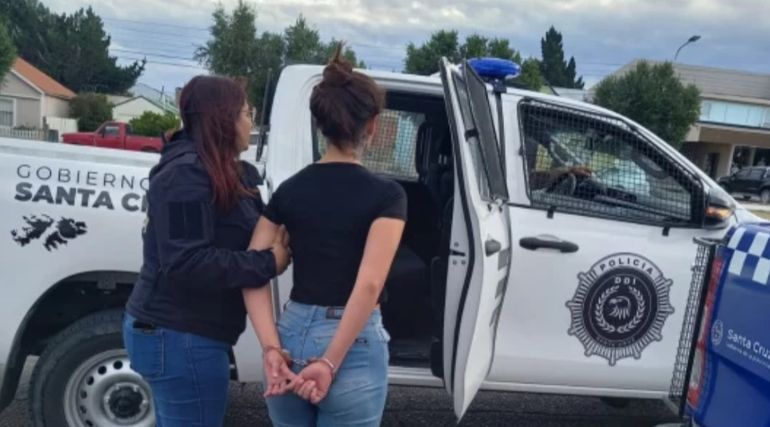 Junto al hombre de 30 años que segun el mochilero fue quien le disparó, iba una joven de 20 oriunda de Laferrere, en el Gran Buenos Aires. Junto al hombre de 30 años que segun el mochilero fue quien le disparó, iba una joven de 20 oriunda de Laferrere, en el Gran Buenos Aires. 