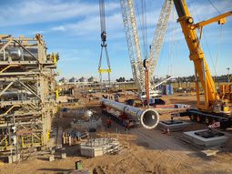 mega acelera obras para vaca muerta: instalaron la columna debutanizadora en bahia blanca