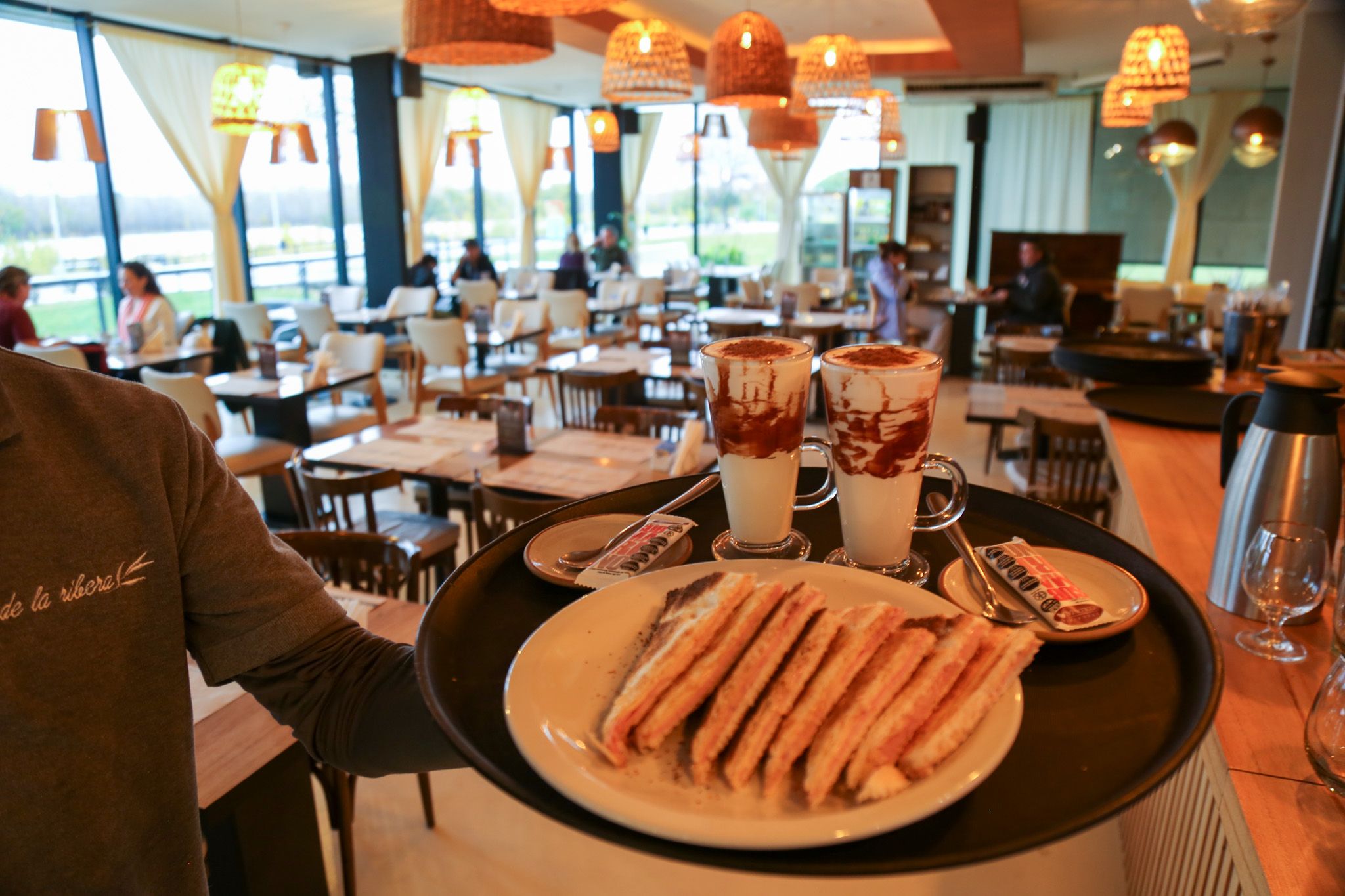 Un restaurante de Neuquén busca jubilados para trabajar de mozos