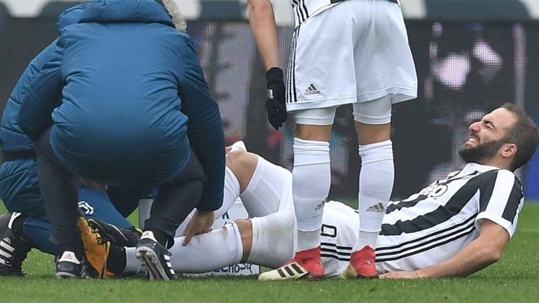 Alerta en la Selección: Higuaín se lesionó el tobillo en el clásico de Turín