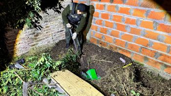 El hallazgo de casi 60 kilos de cocaína enterrada en el patio de una casa de Santa Fe se relaciona al avión narco secuestrado en mayo en la localidad de Villa Eloísa. El hallazgo de casi 60 kilos de cocaína enterrada en el patio de una casa de Santa Fe se relaciona al avión narco secuestrado en mayo en la localidad de Villa Eloísa.