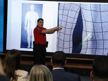 el gobierno presento 100 pistolas taser: a partir de cuando se comienzan a usar y cuanto costaron