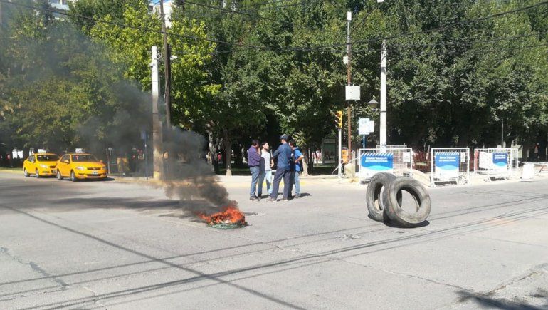Trabajadores del EPAS reclamaron con quema de cubiertas en Gobernación