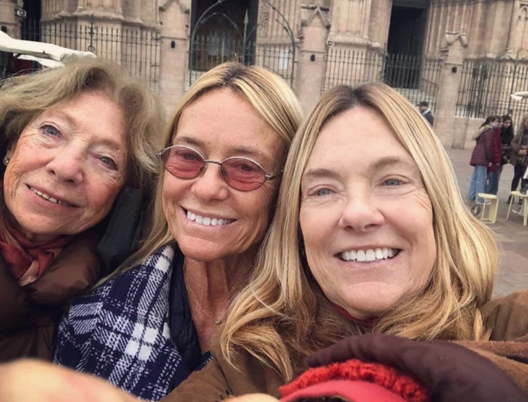 La Trilliza de Oro María Laura junto a una de sus hermanas y madre en la Basílica de Luján.