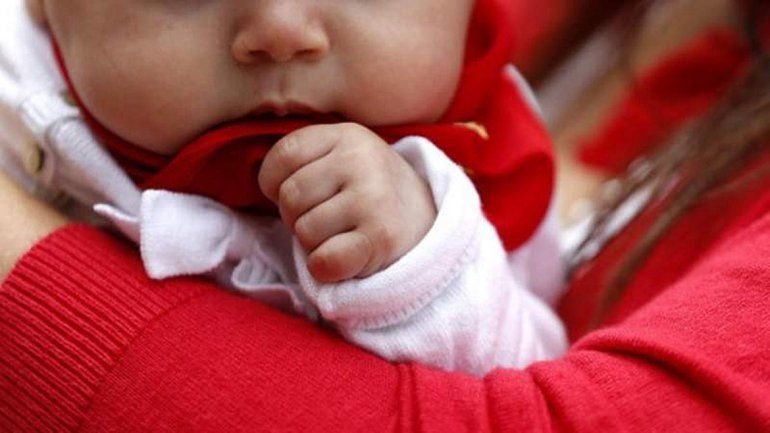 Dejó al bebé solo para ir de fiesta y se lo quitaron