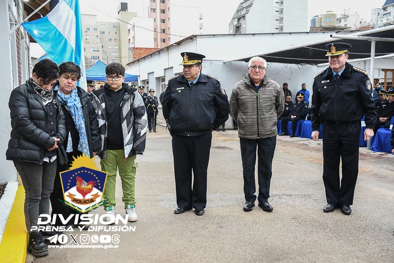 El jefe de la Policía Tomás Díaz Pérez y el subjefe Walter San Martín junto a la familia del sargento Gabriel Jara. El jefe de la Policía Tomás Díaz Pérez y el subjefe Walter San Martín junto a la familia del sargento Gabriel Jara.