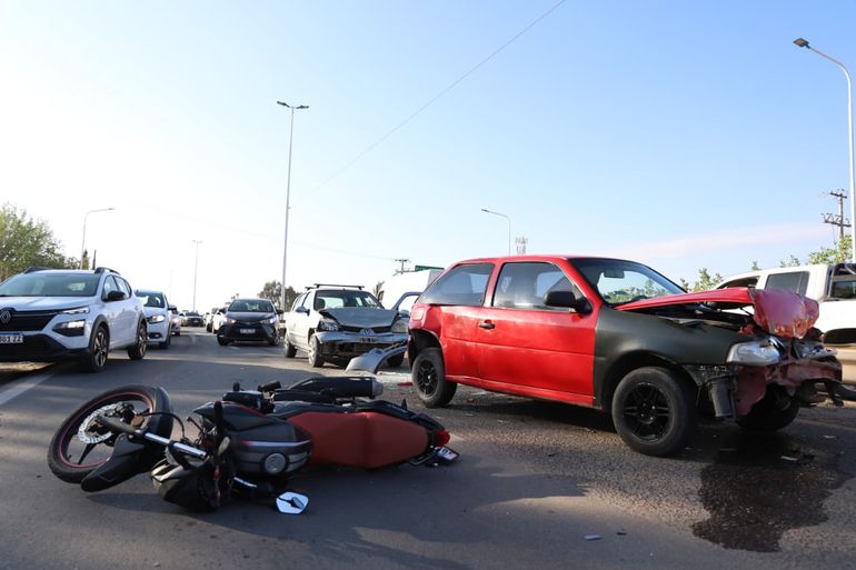 Tremendo choque múltiple entre 10 vehículos: caos en el ingreso a Neuquén por Ruta 7