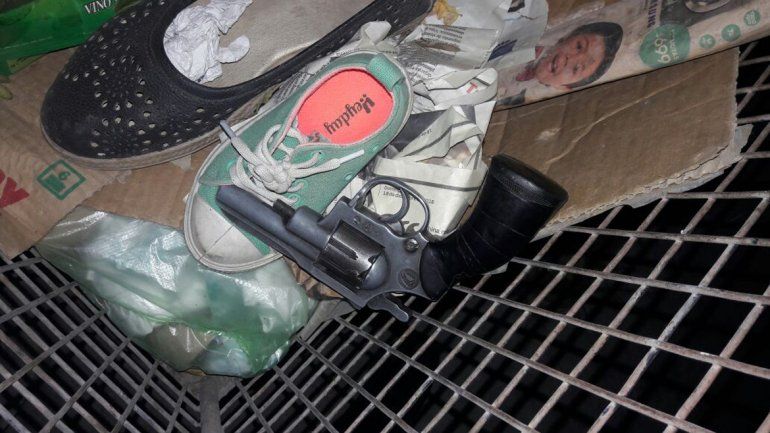 Se secuestró un revólver calibre 22 que el joven había tirado en el basural.&nbsp;