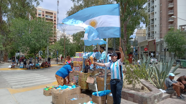 ¡Ilusionados! Cómo se vive la gran final en las calles de Neuquén