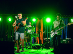 La grilla de artistas que tocarán el sábado 14 son Malena Guevara, Miyi Moshi, Vientos en Júpiter y Manga de Agua. La grilla de artistas que tocarán el sábado 14 son Malena Guevara, Miyi Moshi, Vientos en Júpiter y Manga de Agua.