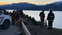 Un auto cayó al lago Lácar y desplegaron un impactante operativo de rescate en la Ruta 40. Fotos: Federico Soto Un auto cayó al lago Lácar y desplegaron un impactante operativo de rescate en la Ruta 40. Fotos: Federico Soto