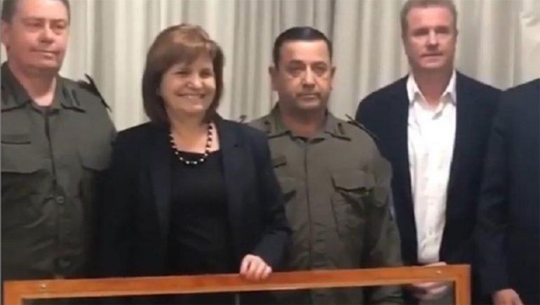 El provocador regalo que Gendarmería le hizo a Patricia Bullrich con una polémica frase sobre el caso Maldonado