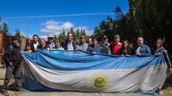 candidatos del fpv le hicieron un piquete a lewis por lago escondido candidatos del fpv le hicieron un piquete a lewis por lago escondido