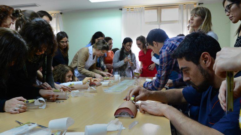 El dispositivo se coloca bajo la piel de uno de los antebrazos.