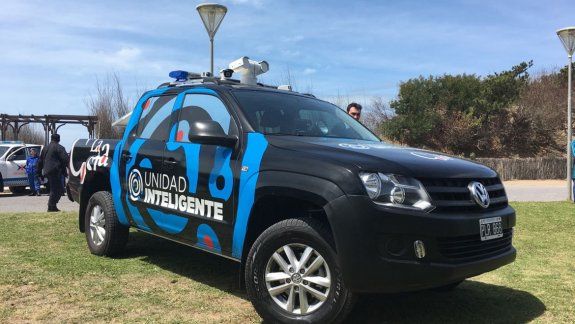 Además, cuenta con una cámara tipo domo que toma imágenes en 360°.