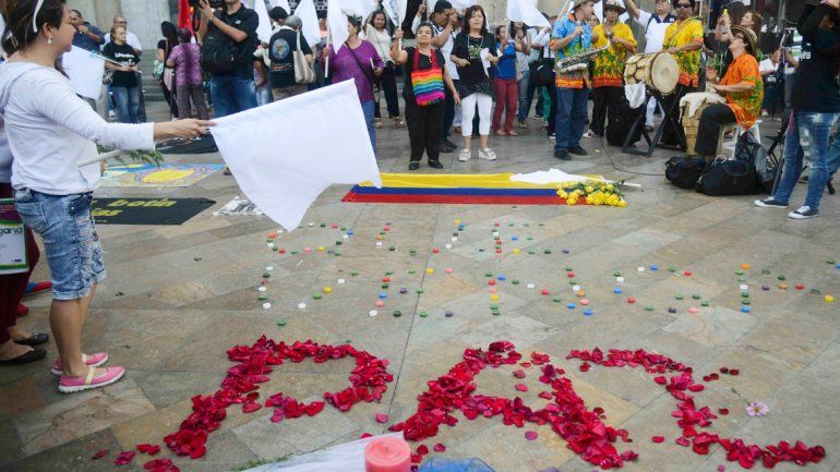 Los colombianos festejaron el acuerdo en las calles de Bogotá.