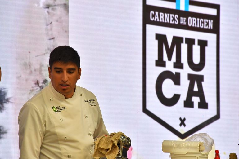 Nahuel Sepulveda, cocinero y referente gastronómico del norte neuquino durante una clase.