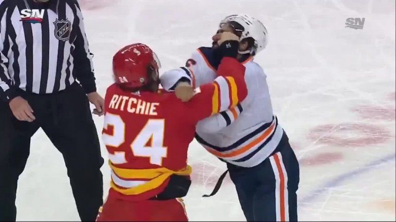 Nocaut sobre hielo: brutal pelea entre dos jugadores de hockey