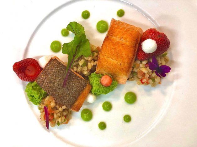 Plato del chef Ezequiel González del restaurante Saurus, quién participará con esta receta de trucha, cebada y bruma de cabra.