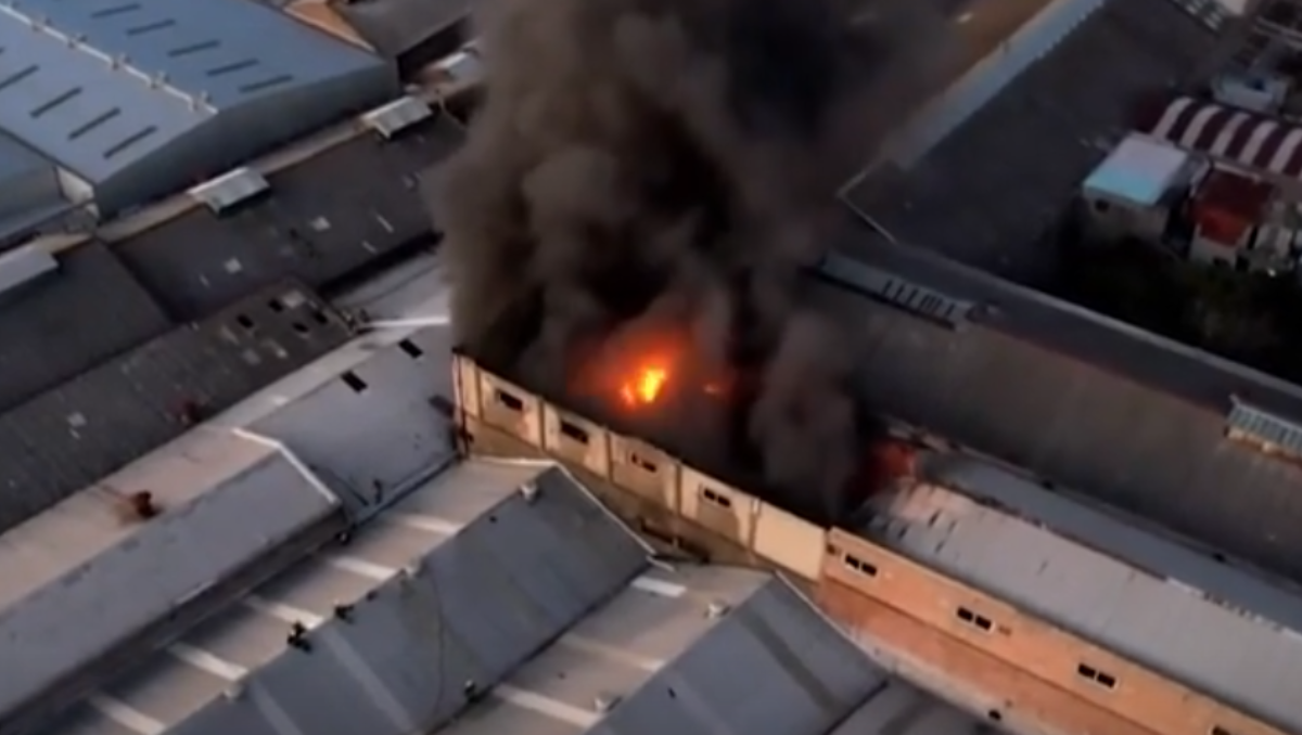 Un incendió en una fábrica de Avellaneda generó una gran columna de humo.