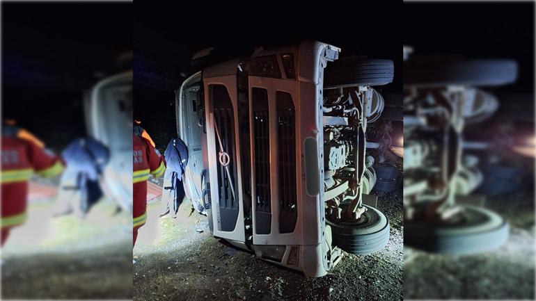 Nuevo vuelco de un camión con vidrios en la curva maldita de la Ruta 242. Fotos: GENTILEZA (Bomberos Voluntarios Las Lajas).